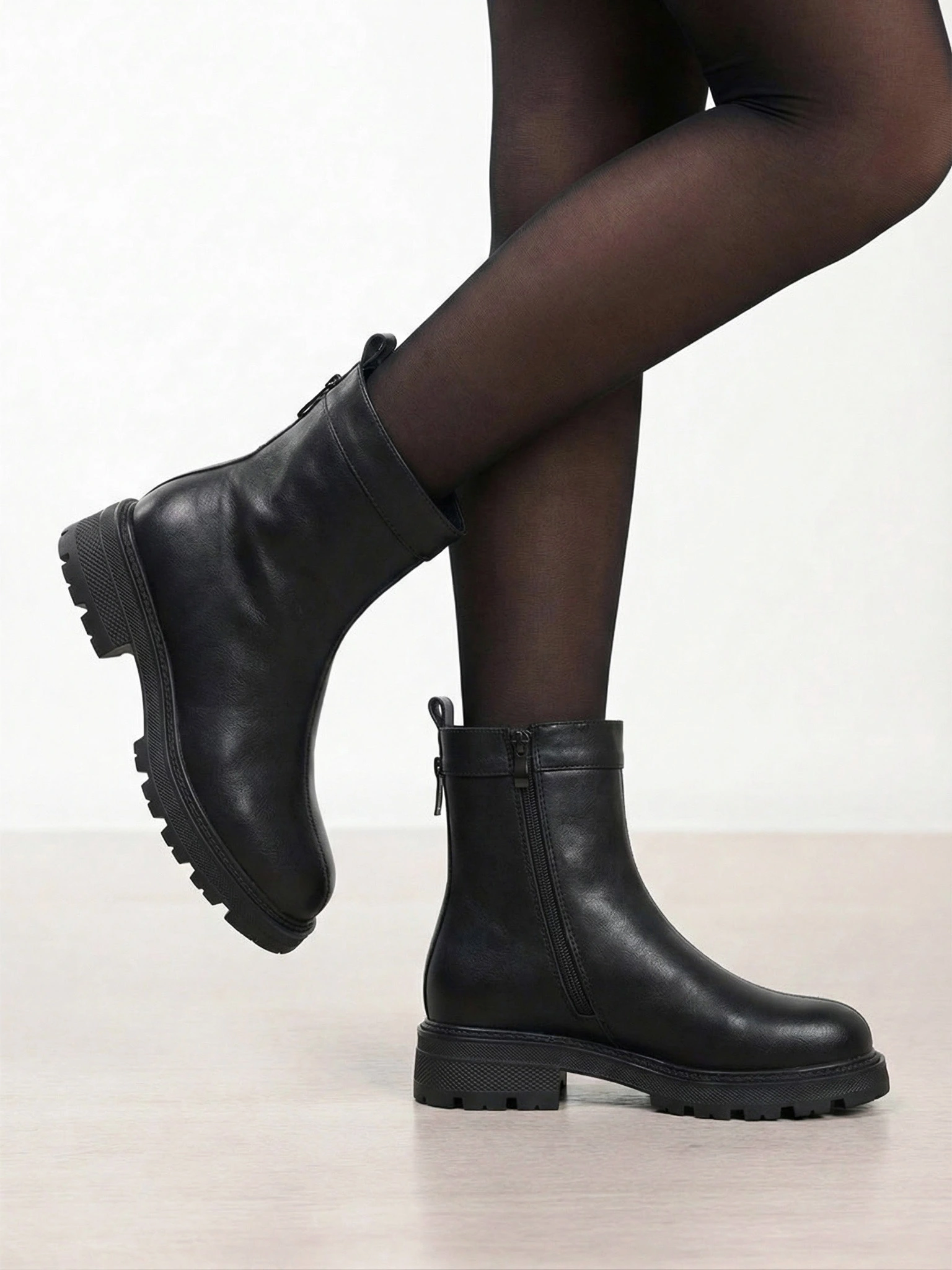 Ботинки черного цвета с декоративной молнией сзади